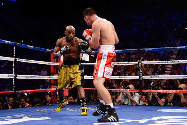 Floyd Mayweather (left) defeated Robert Guerrero via unanimous decision on Showtime PPV. (Robert Beck/SI)